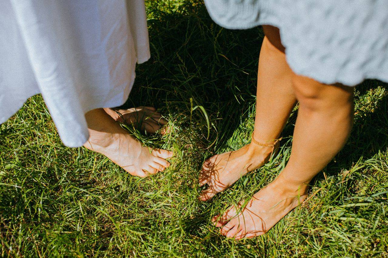 Earthing Benefits: Grounding for Stress, Sleep and Wellness