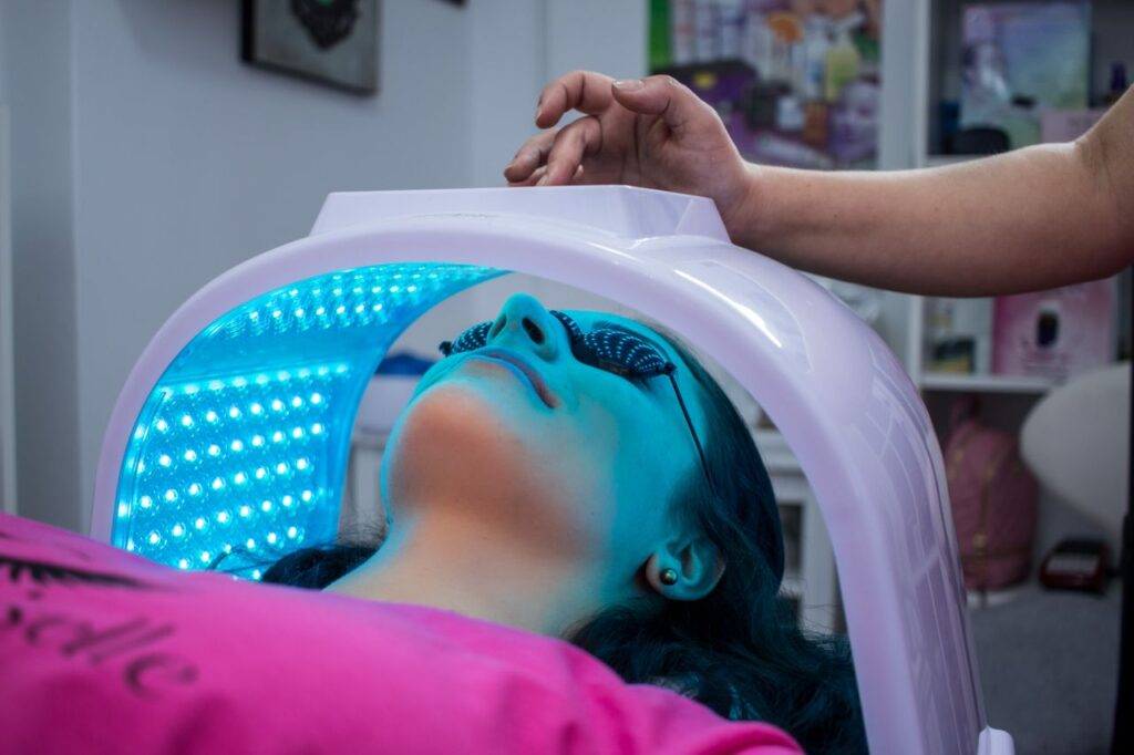 LED light therapy treatment for the face